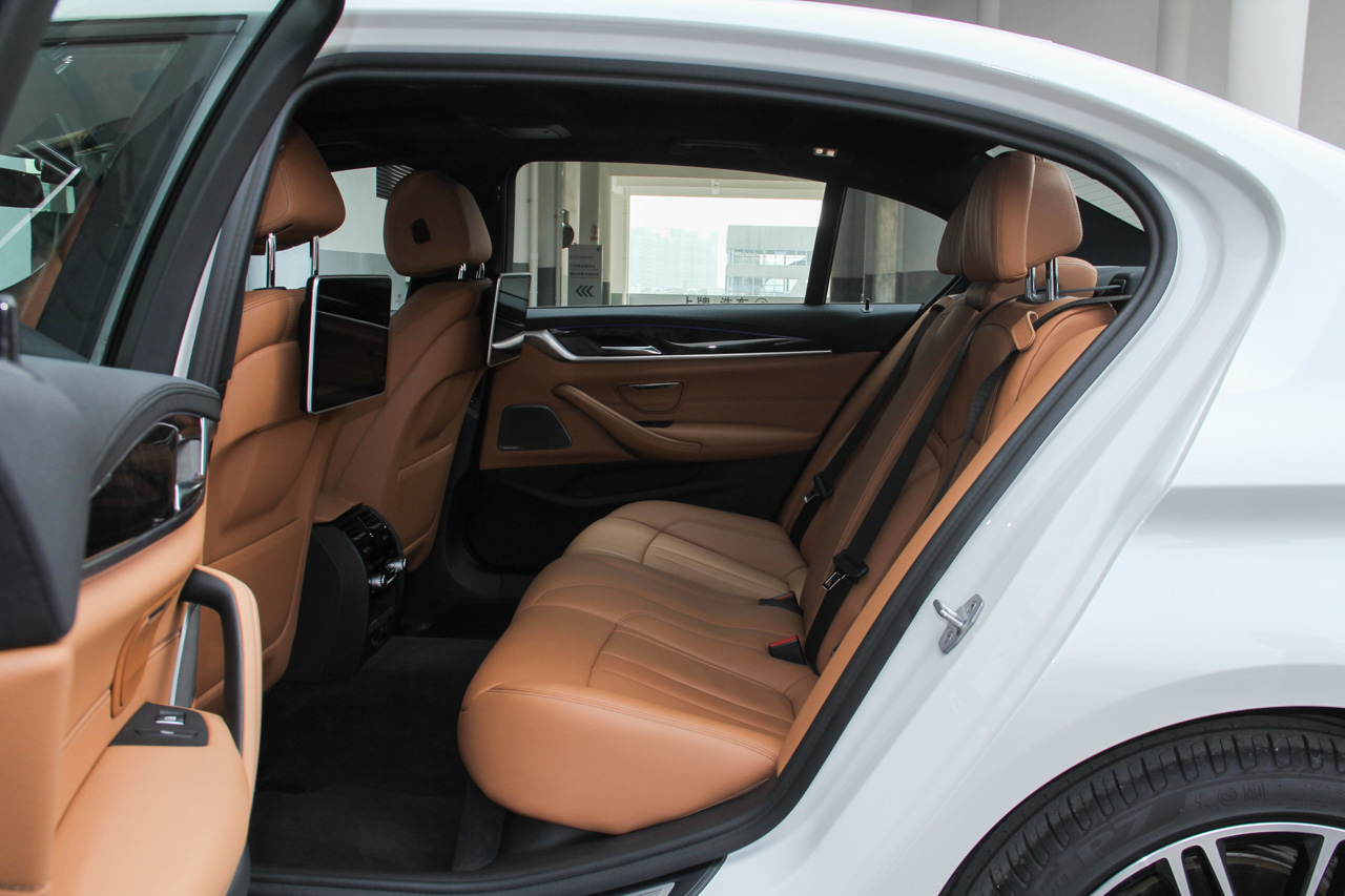 2018款宝马5系2.0T自动530Li领先型 M运动套装