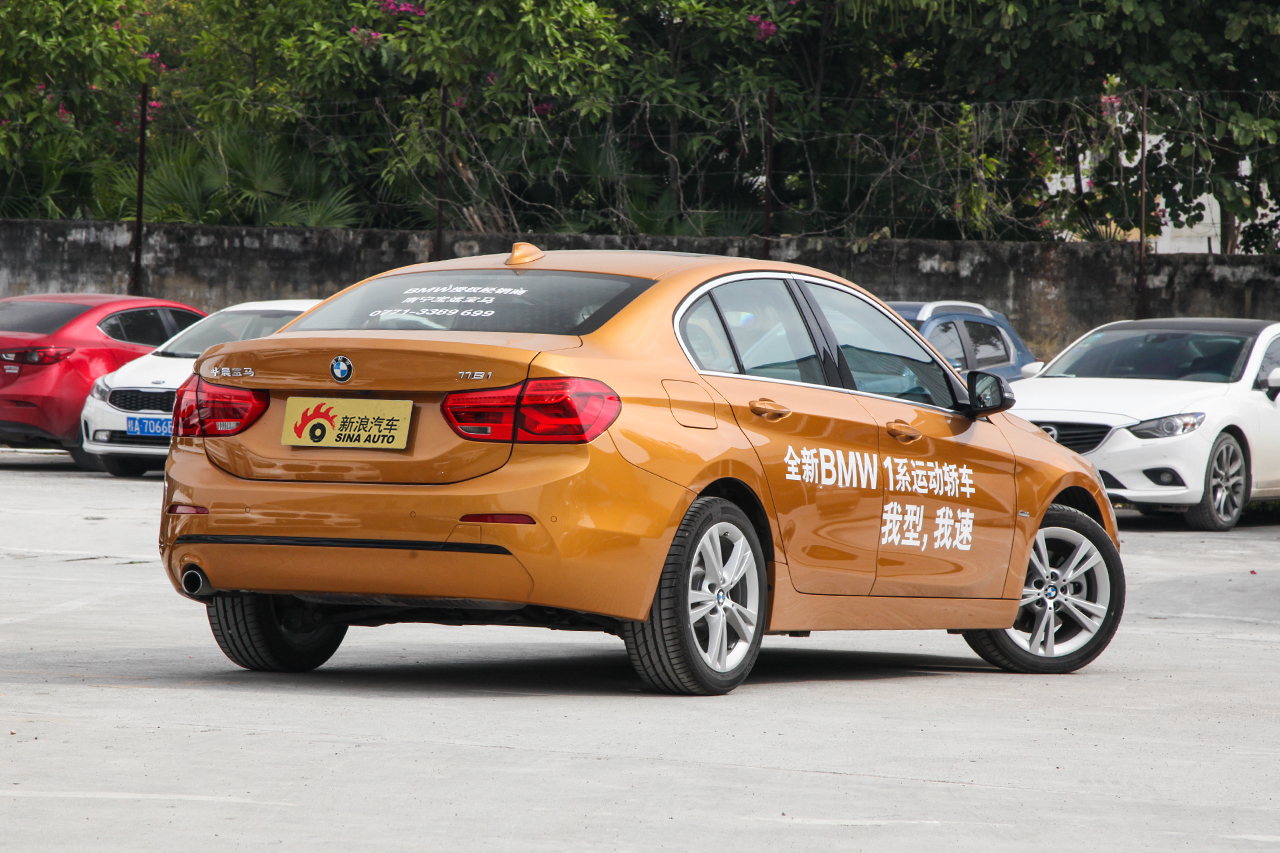 2018款宝马1系118i自动设计套装型