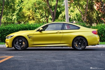 2017款宝马M4手动双门轿跑车