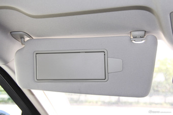 2016款揽胜极光2.0T自动SE智耀版 玉龙雪山白