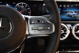 2019款奔驰A级 1.3T自动200 L运动轿车先行特别版