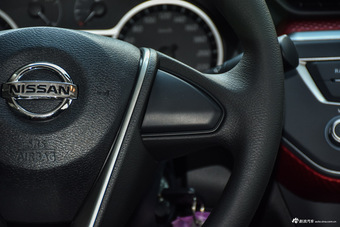 2016款蓝鸟 1.6L自动炫酷版 烈焰红