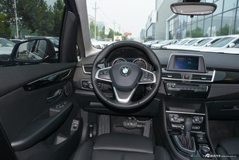 2018款宝马2系旅行车218i 1.5T自动尊享型运动套装
