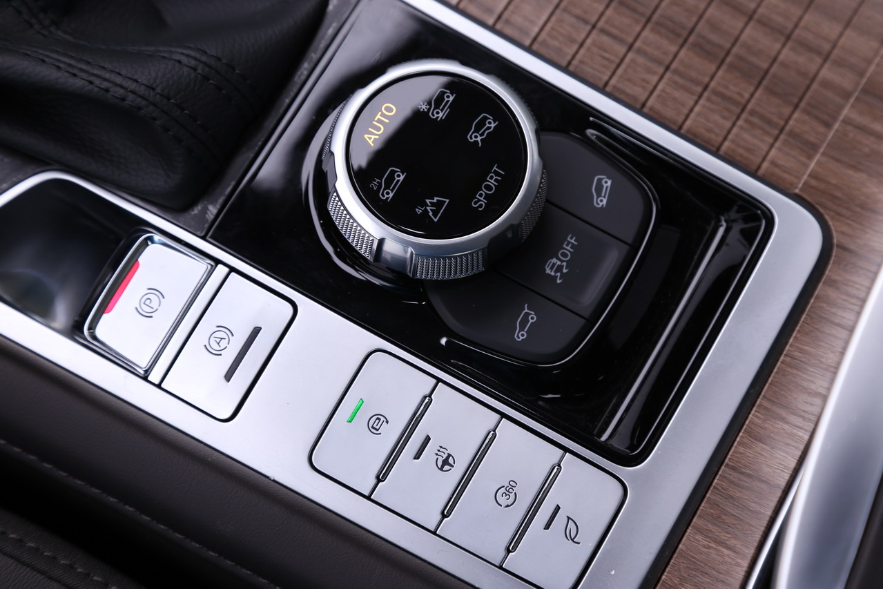 2018款荣威RX8 2.0T自动智联网四驱至尊版