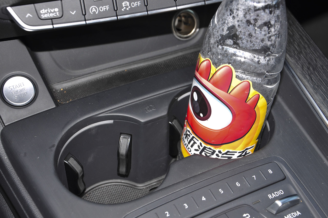 2017款奥迪A4L 2.0T自动45TFSI quattro风尚型