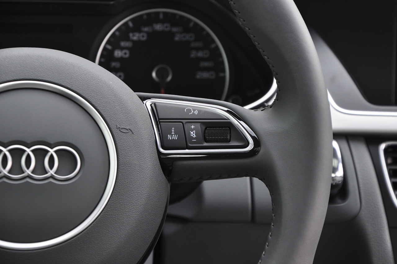 2016款奥迪A4L 2.0T自动35TFSI典藏版标准型 白金色