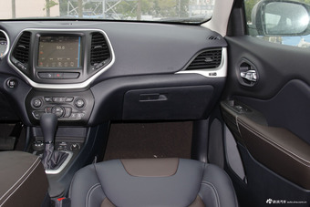 2016款自由光2.4L自动专业版+智能包