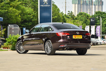 2016款众泰Z700 1.8T自动DCT豪华型 宝石红