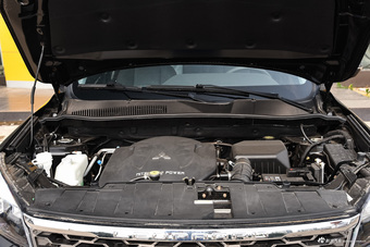 2015款猎豹CS10 2.0T手动风尚版 纽约黑