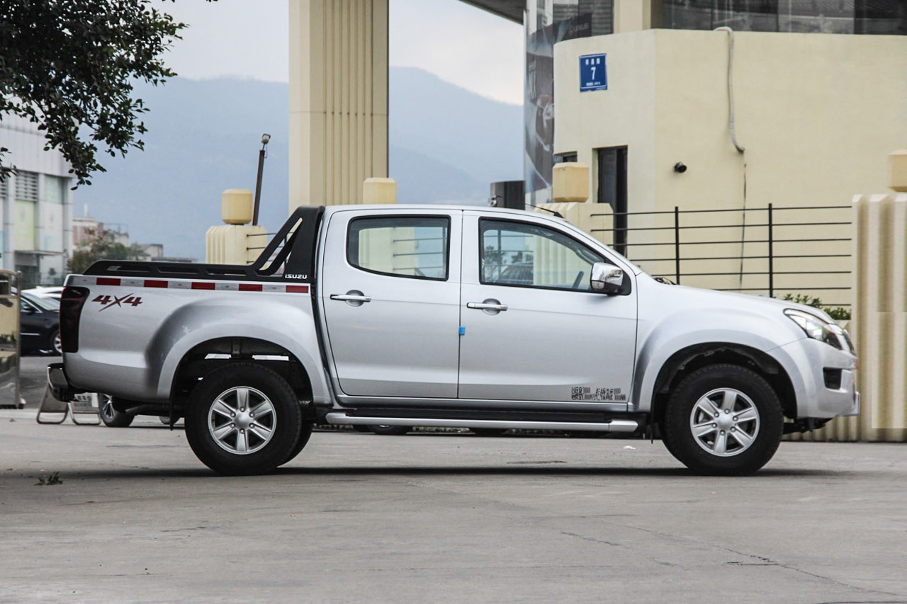 2015款五十铃D-MAX 2.5T自动四驱超豪华款