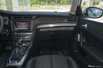 2015款东风标致408 1.2T自动豪华版