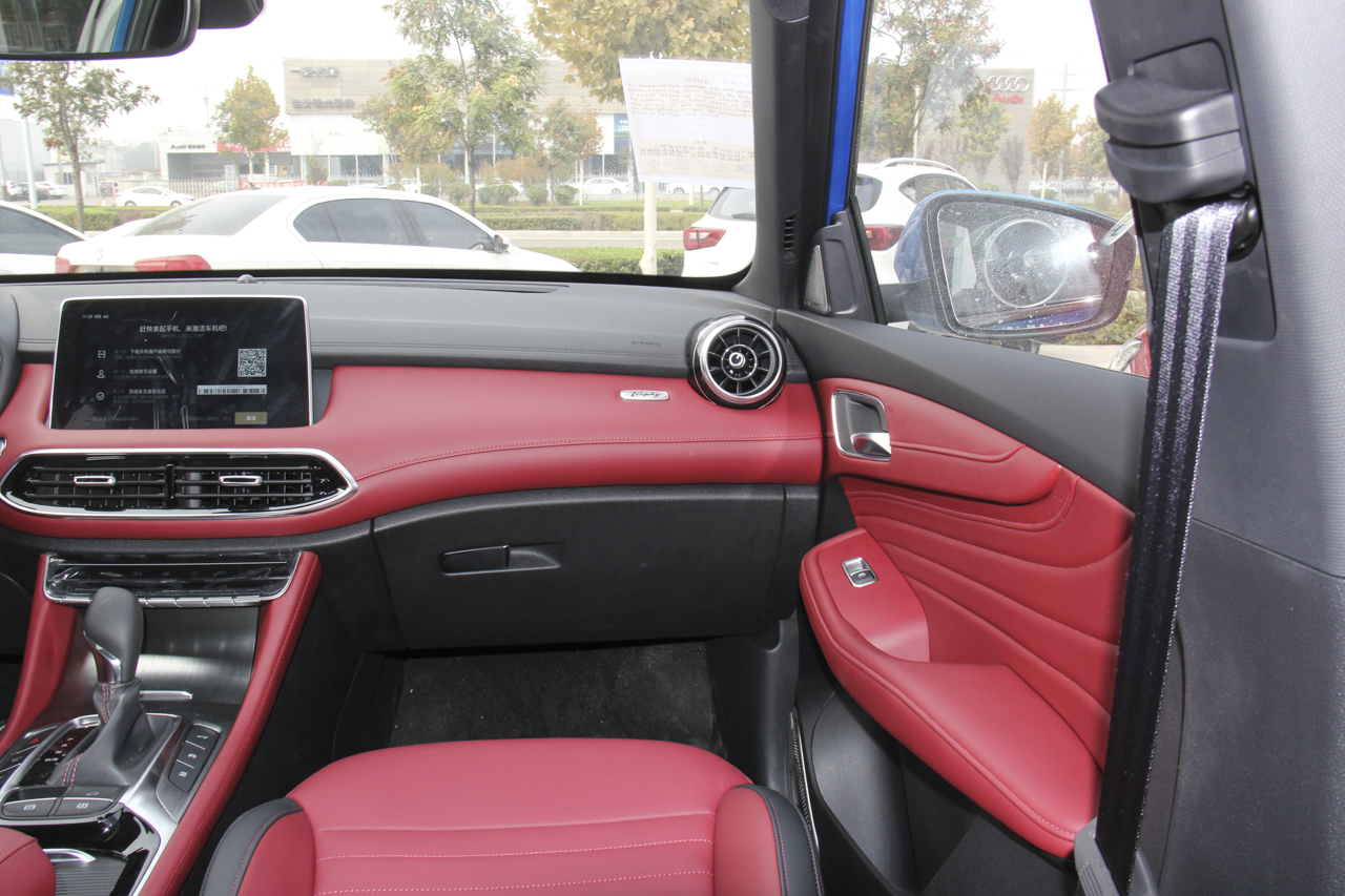 2018款名爵HS 2.0T自动四驱30T Trophy荷尔蒙超燃版