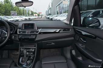 2018款宝马2系旅行车218i 1.5T自动尊享型运动套装