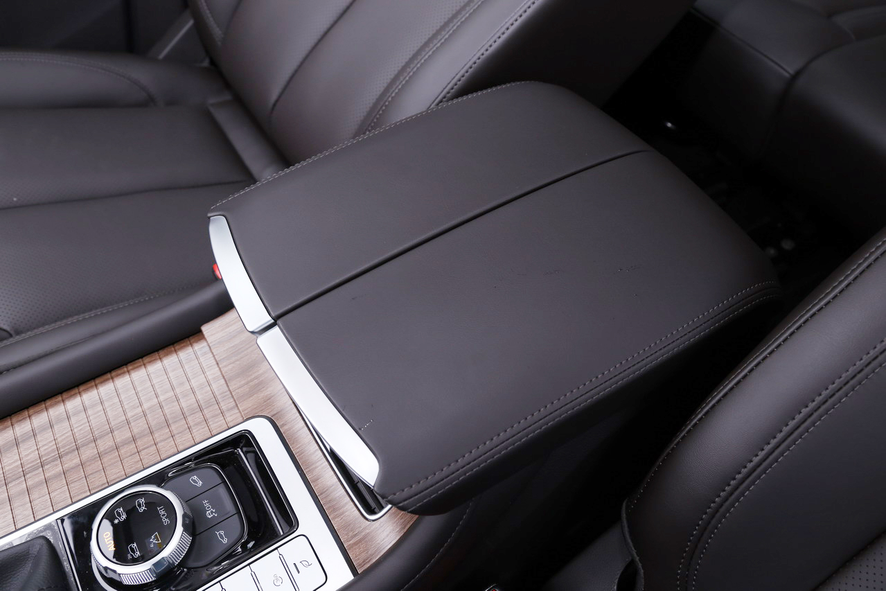 2018款荣威RX8 2.0T自动智联网四驱至尊版