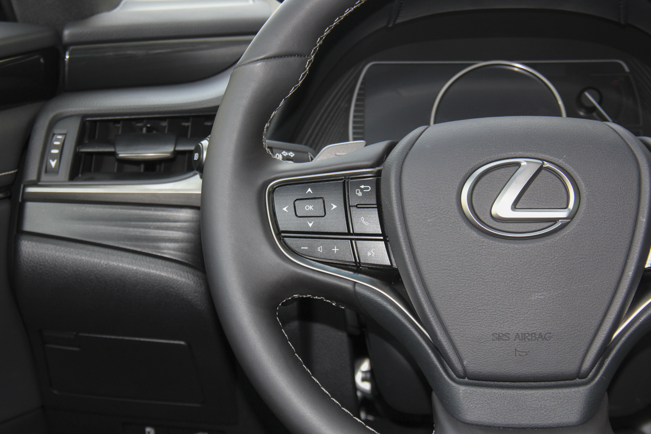 2018款雷克萨斯ES 2.5L自动300h卓越版