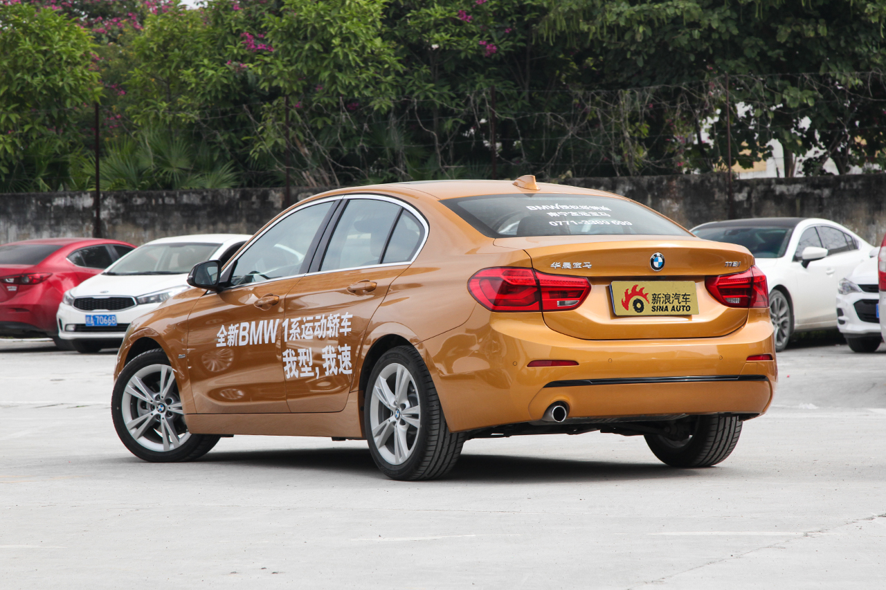 2018款宝马1系118i自动设计套装型