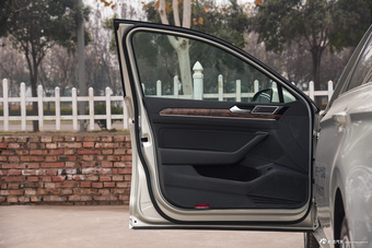 2017款迈腾2.0T自动380TSI DSG旗舰型