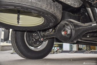 2015款五十铃D-MAX 2.5T自动两驱高通过精英款