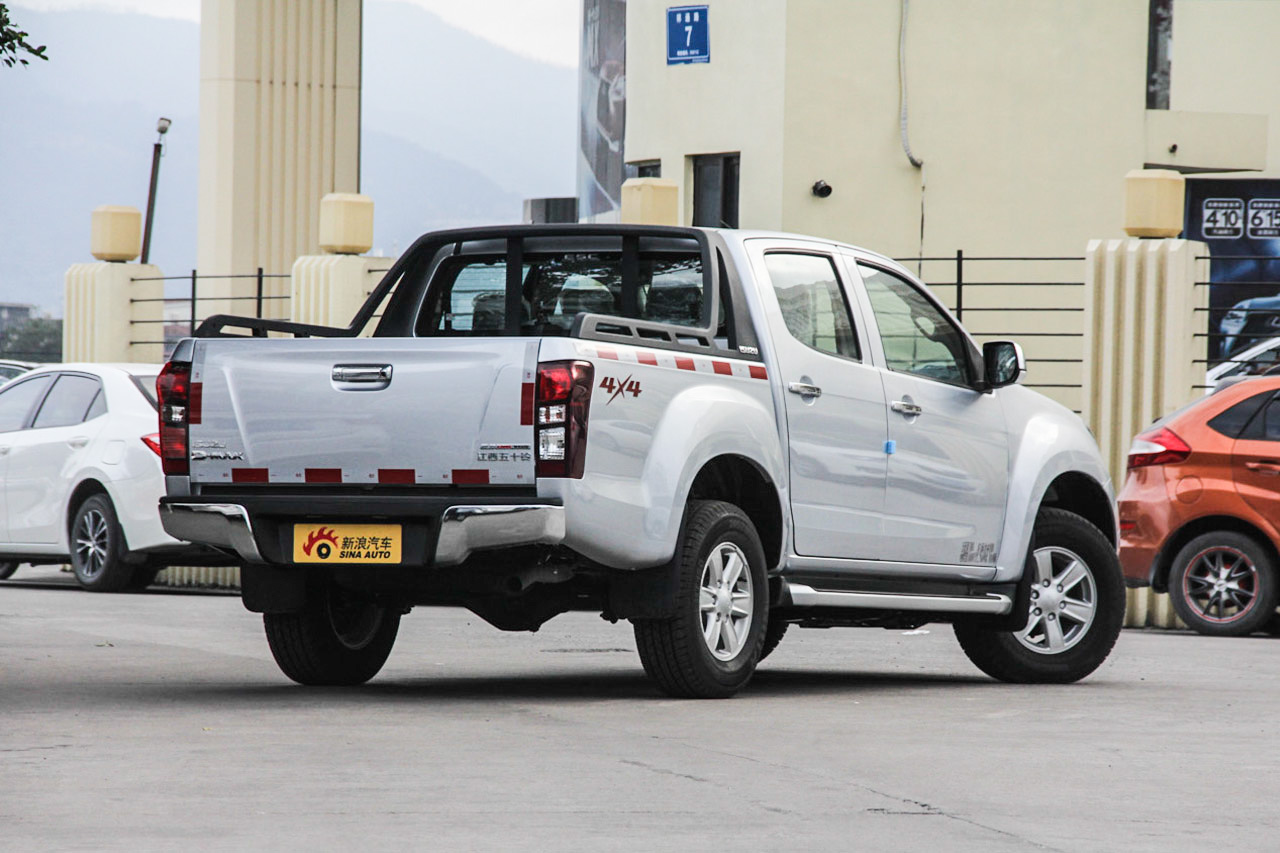 2015款五十铃D-MAX 2.5T自动四驱超豪华款