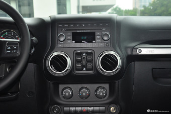 2015款牧马人2.8TD自动四门舒享版Sahara