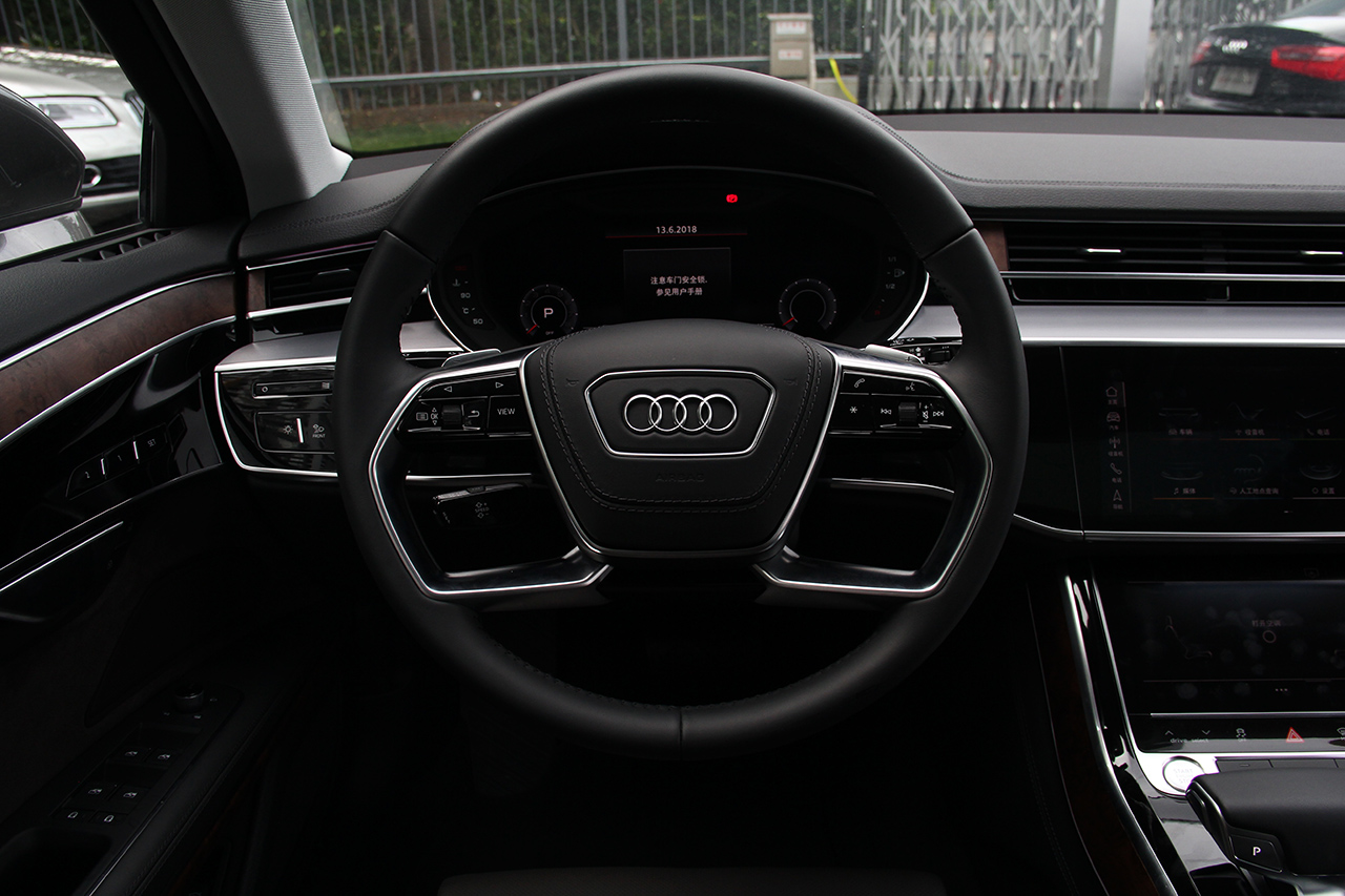 2018款奥迪A8L 3.0T自动55 TFSI quattro豪华型