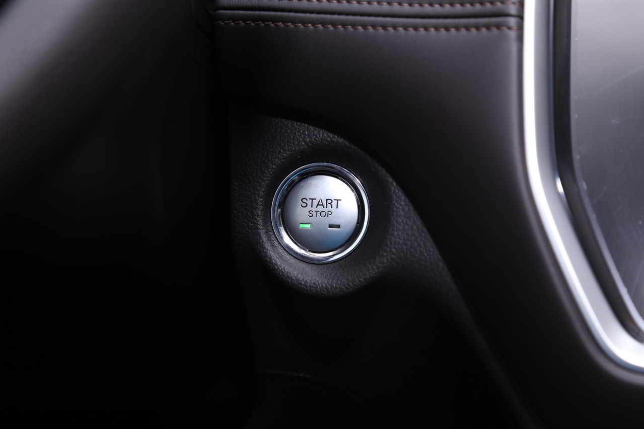 2018款荣威RX8 2.0T自动智联网四驱至尊版