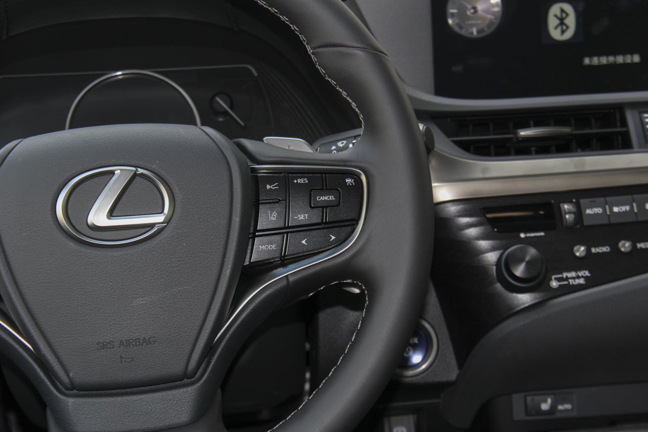 2018款雷克萨斯ES 2.5L自动300h卓越版