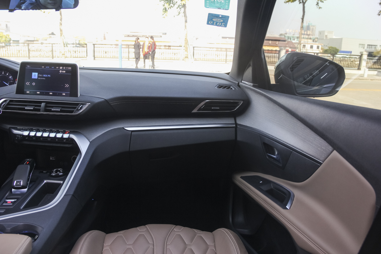 2017款标致5008 1.8T自动380THP豪华GT版7座