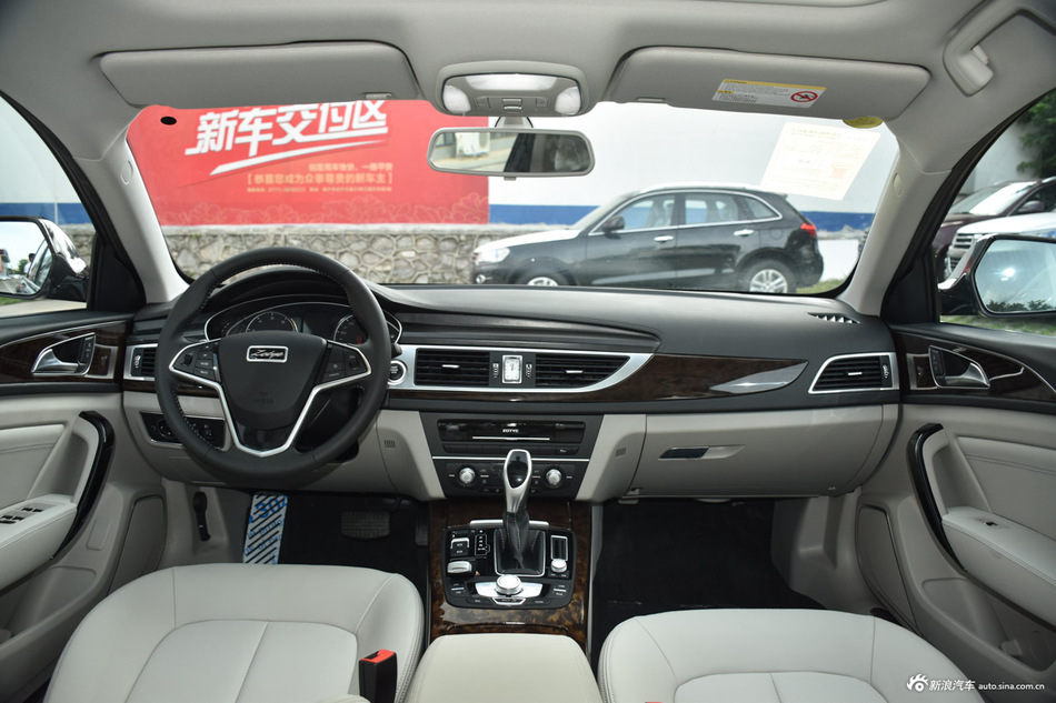 2016款众泰Z700 1.8T自动DCT豪华型 宝石红