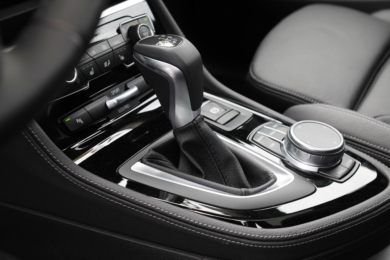 2018款宝马2系旅行车220i 2.0T自动豪华套装