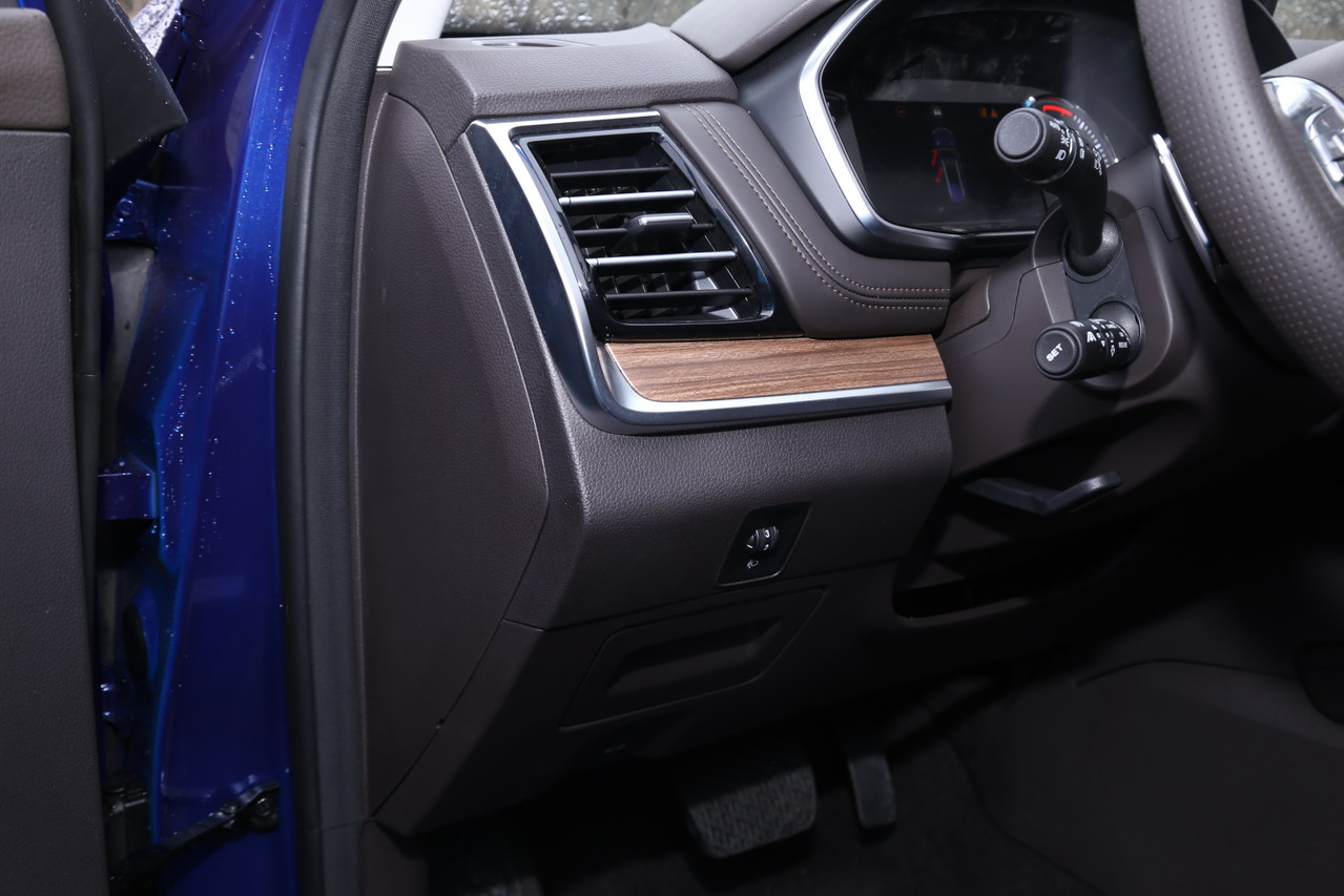 2018款荣威RX8 2.0T自动智联网四驱至尊版