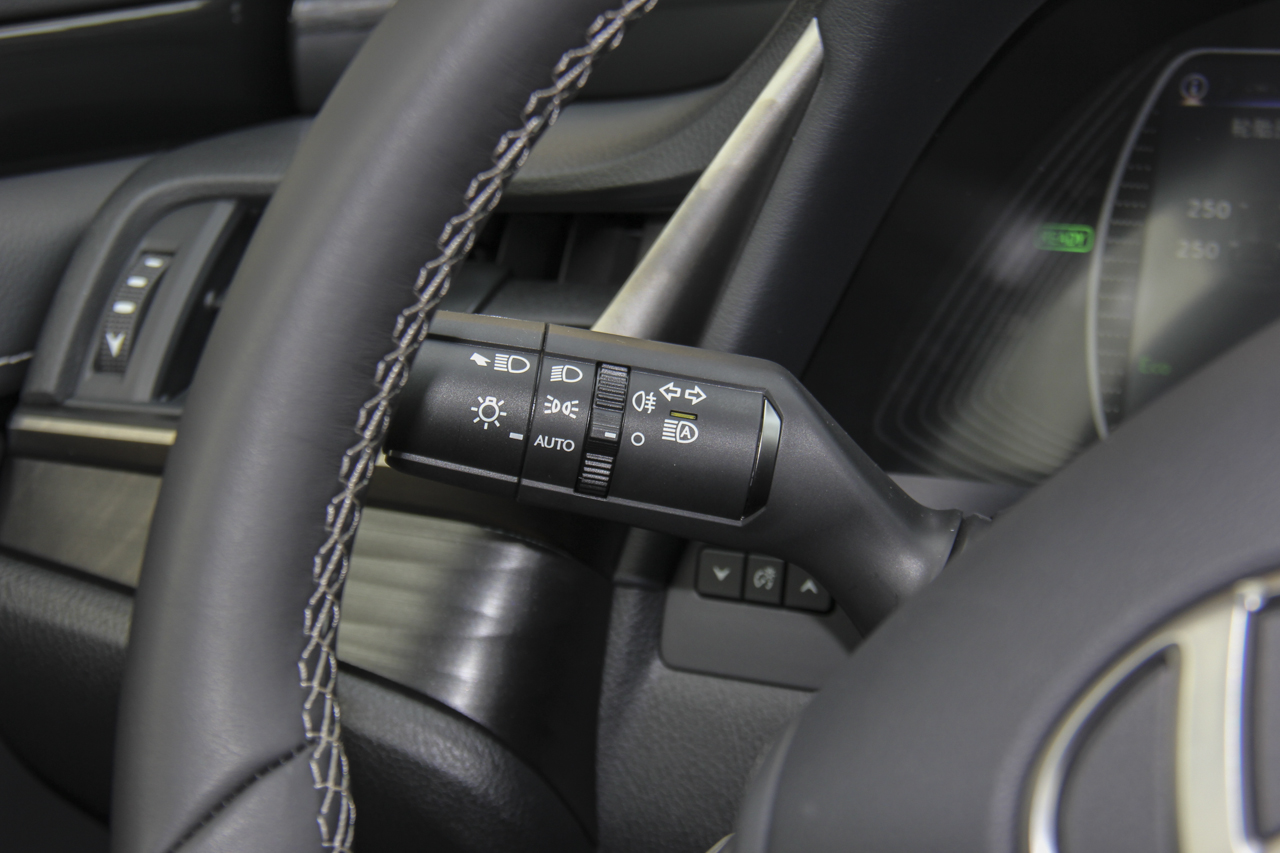 2018款雷克萨斯ES 2.5L自动300h卓越版