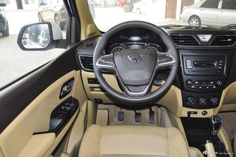 2015款五菱宏光S1 1.5L手动舒适型 白