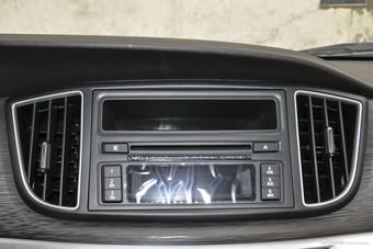 2016款宝骏730 1.5T手动标准版 7座