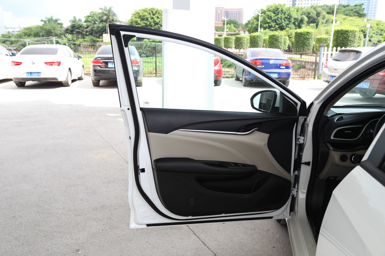 2016款英朗1.5L自动精英型15N 雪域白