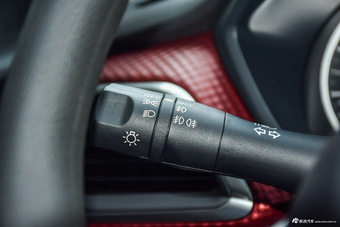 2016款蓝鸟 1.6L自动炫酷版 烈焰红