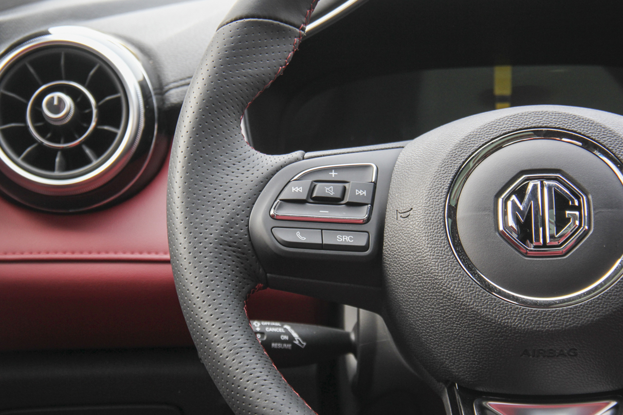 2018款名爵HS 2.0T自动四驱30T Trophy荷尔蒙超燃版