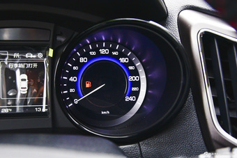 2016款长安CS15 1.5L手动尊贵版