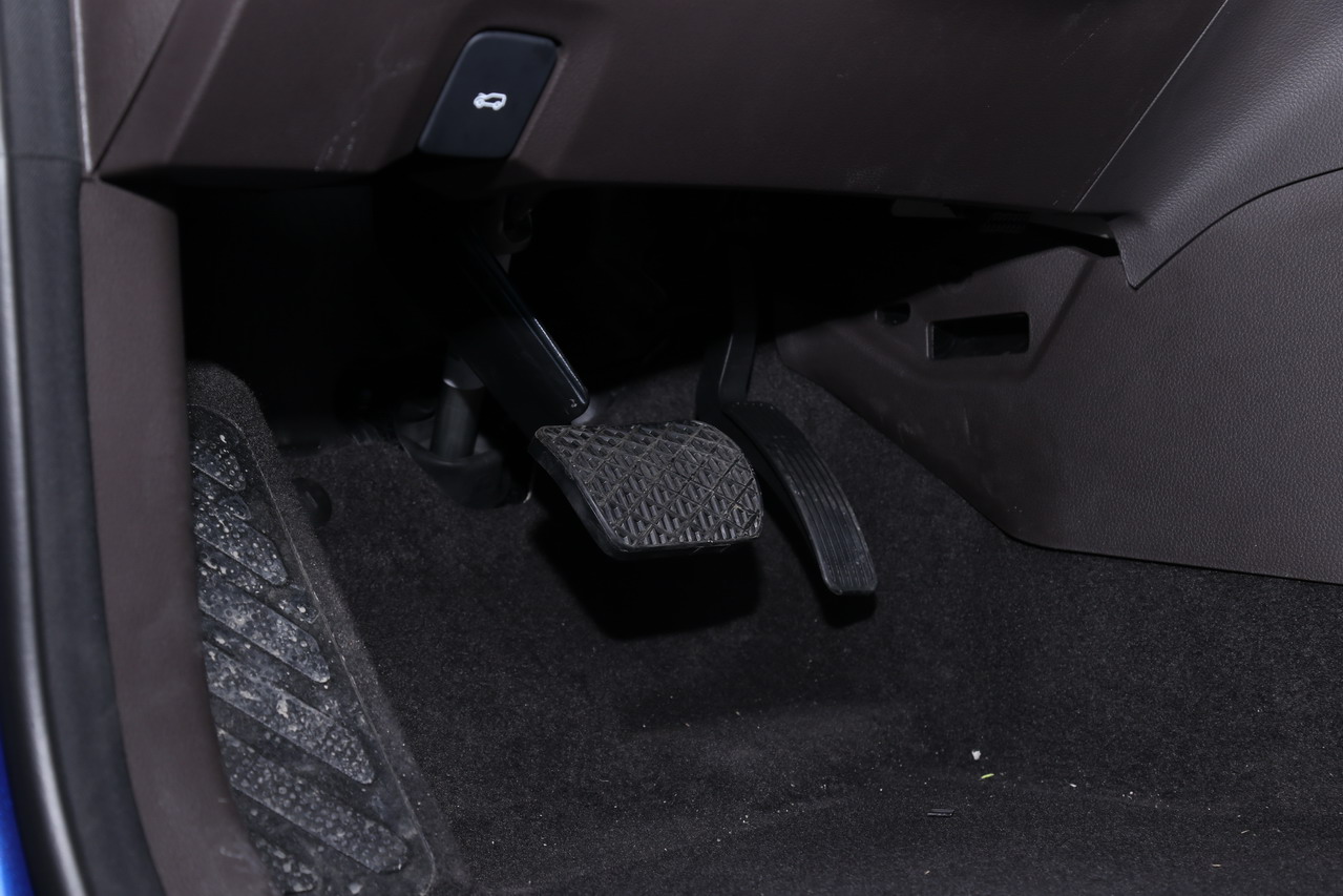 2018款荣威RX8 2.0T自动智联网四驱至尊版