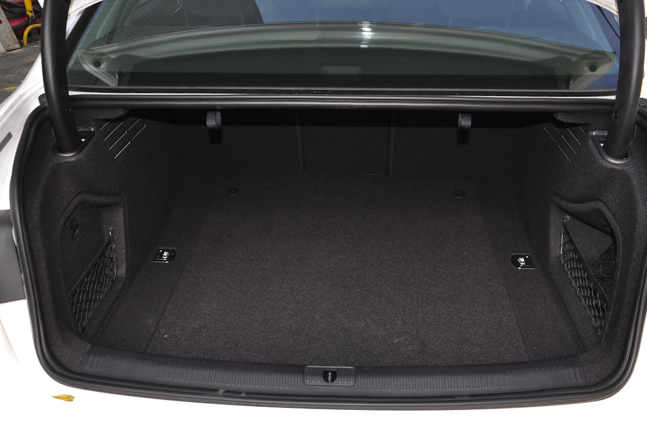 2017款奥迪A4L 2.0T自动45TFSI quattro风尚型