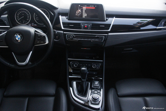 2016款宝马2系旅行车218i 1.5T自动运动设计套装 