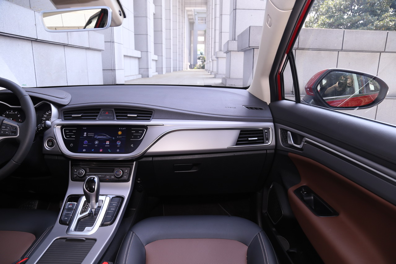 【吉利汽车2018款帝豪GS 1.4T自动尊尚智联型