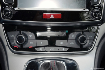 2017款哈弗H6运动版1.5T自动两驱豪华型蓝标 简约白