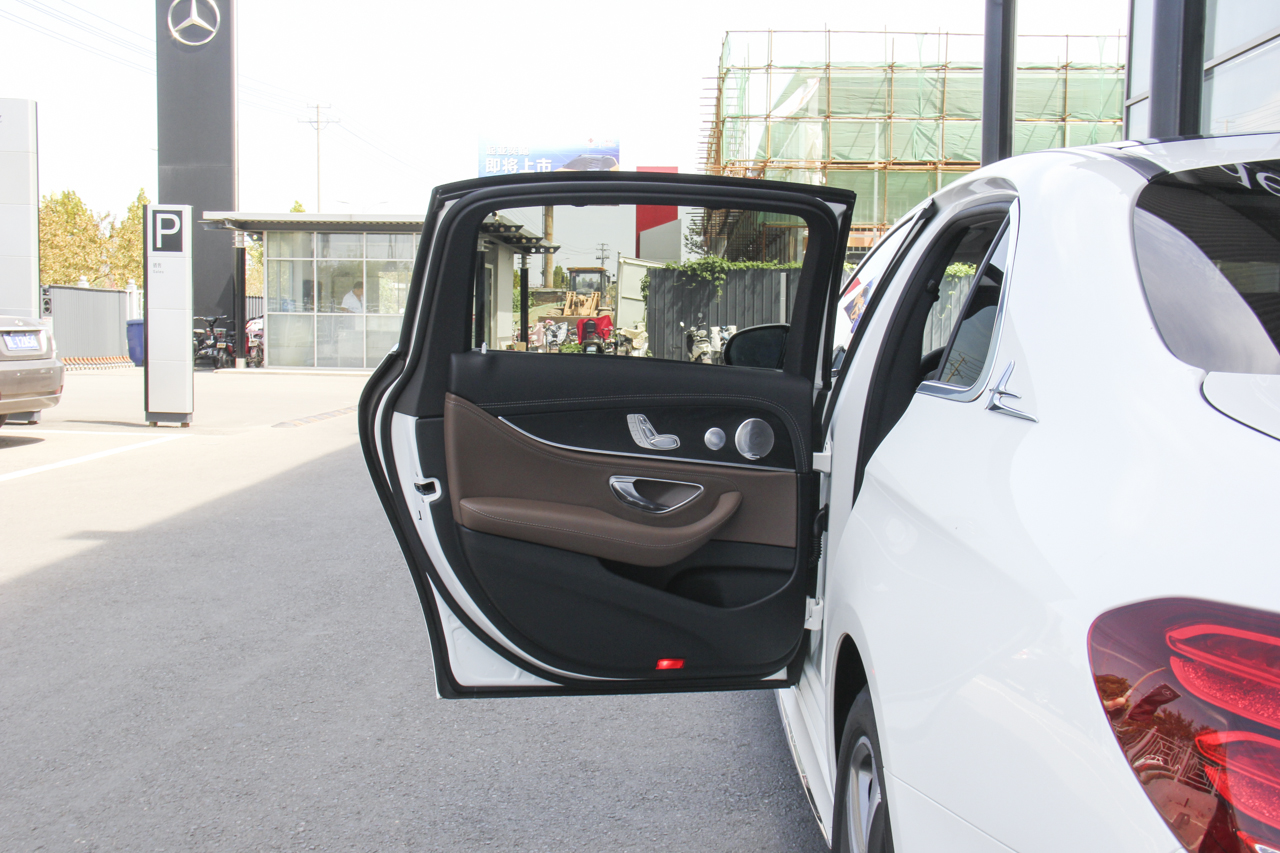 2018款奔驰E级改款2.0T自动 300L 豪华型
