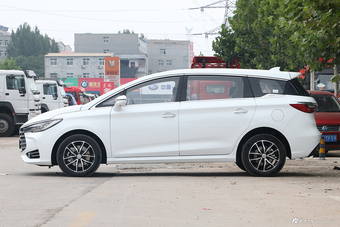 2018款比亚迪宋MAX 1.5T自动智联豪华型6座