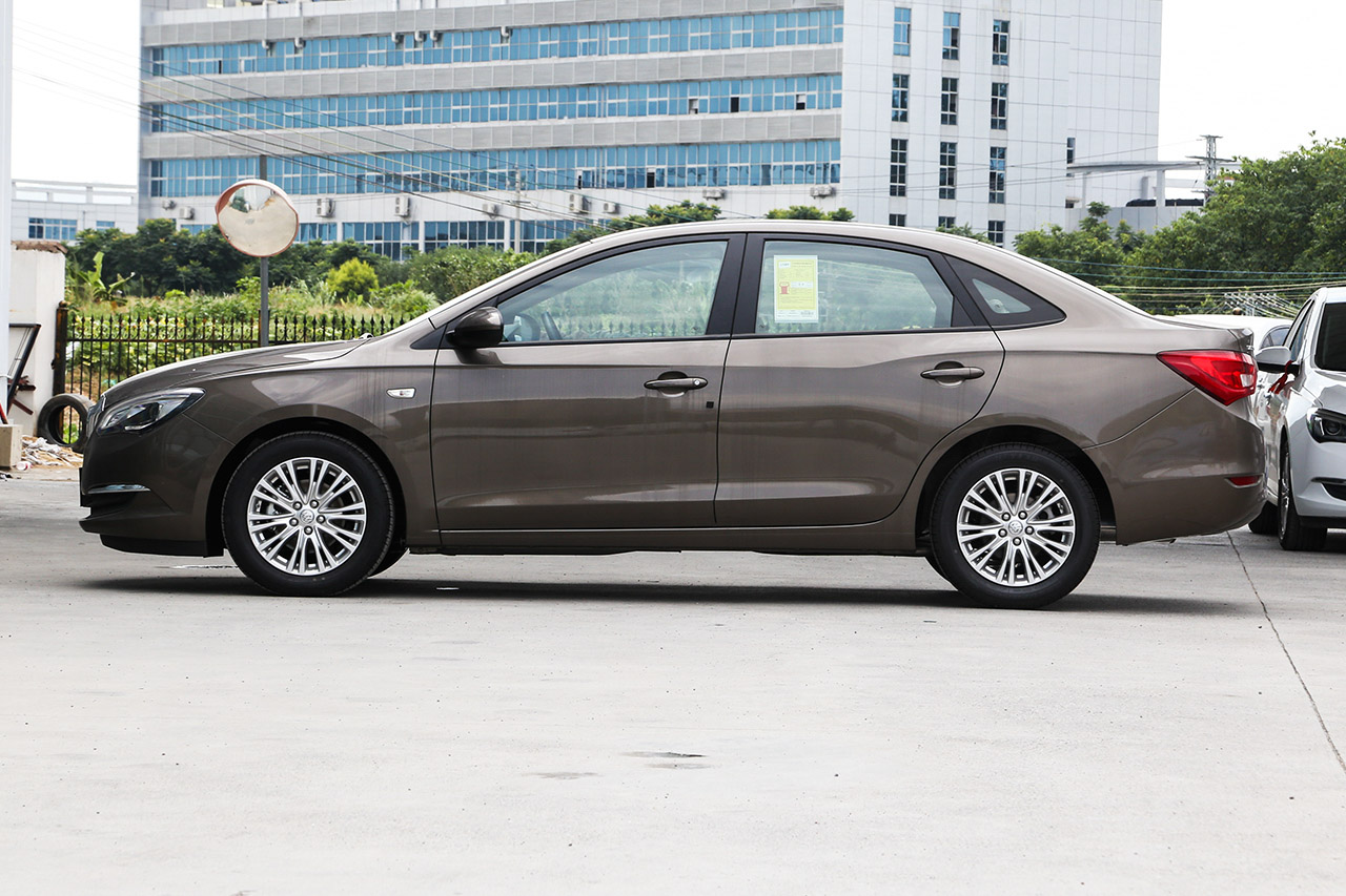 2016款英朗1.5L自动精英型15N 托帕石棕