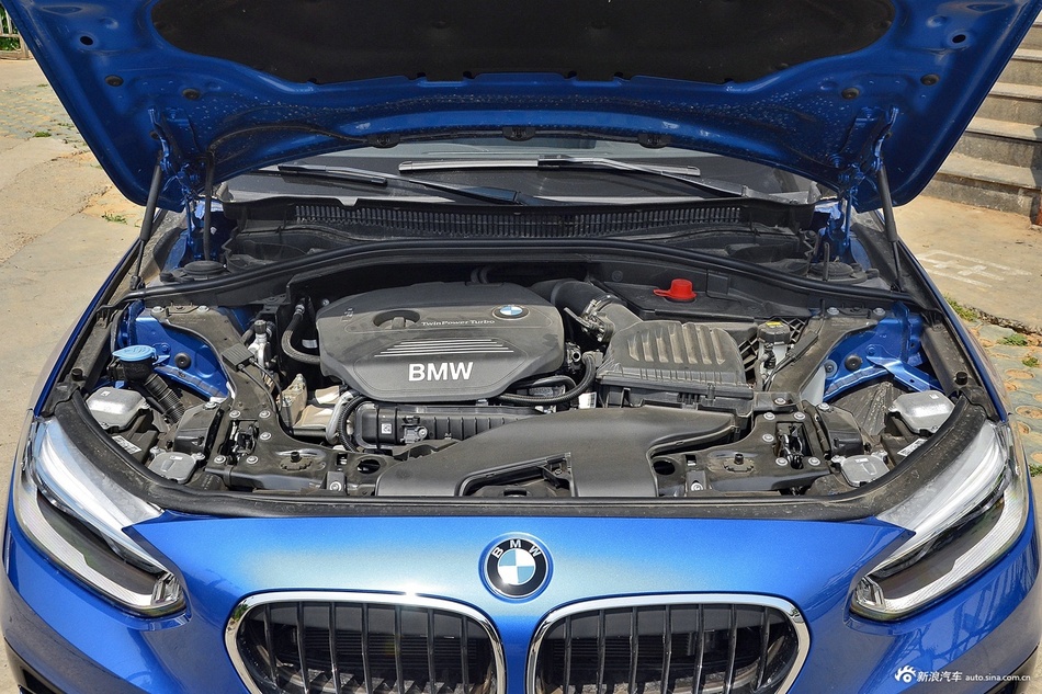 2017款宝马1系118i自动设计套装型