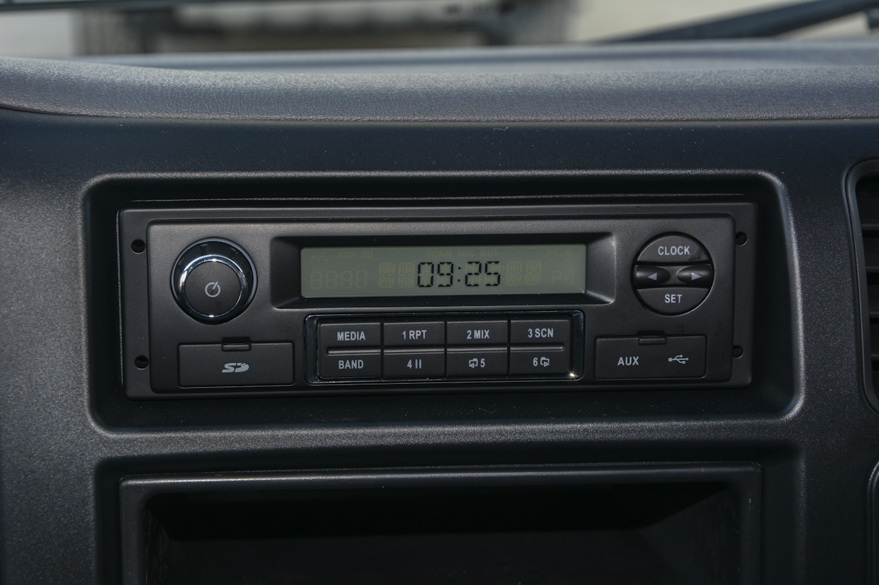 2017款特顺2.8T手动商运型短轴中顶6/7/8座JX493