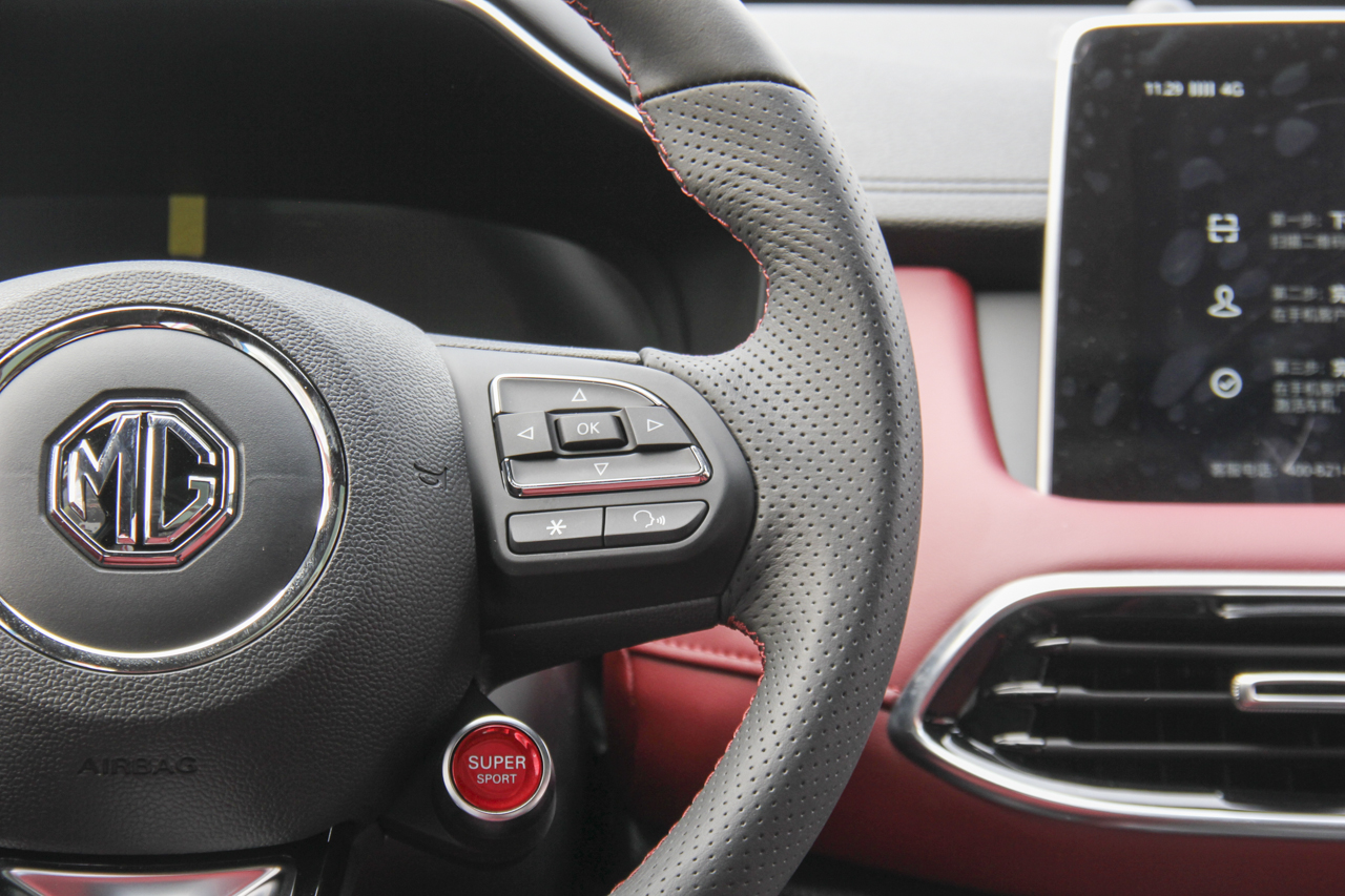 2018款名爵HS 2.0T自动四驱30T Trophy荷尔蒙超燃版