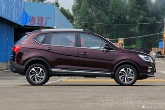 2017款宝骏560 1.5T DCT尊享型